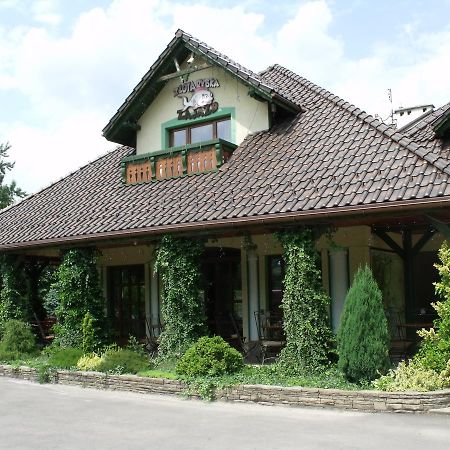 Zajazd Zlota Rybka Andrychów Esterno foto